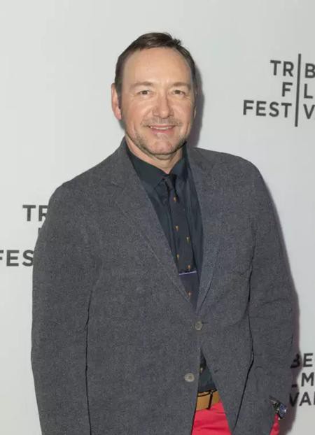 Kevin Spacey đã bị sa thải khỏi đoàn làm phim “House of Cards” sau khi nam diễn viên Anthony Rapp tố cáo chuyện bị Spacey quấy rối tình dục khi mới 14 tuổi. Sau đó, ngôi sao gạo cội còn phải đối mặt với cáo buộc quấy rối tình dục ít nhất 8 nhân viên đoàn làm phim và hơn 20 cáo buộc quấy rối trong thời gian Spacey làm giám đốc nghệ thuật nhà hát The Old Vic ở London. Từ một ngôi sao với sự nghiệp hiển hách, Kevin Spacey đã trượt thẳng xuống vực sâu và bị hàng loạt hãng phim, đồng nghiệp cùng khán giả quay lưng “ghẻ lạnh”.