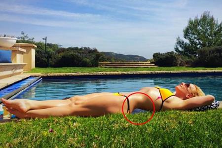 Thoạt nhìn, Britney Spears có thể trông vô cùng nóng bỏng khi diện một bộ bikini vàng bắt mắt. Tuy nhiên, chỉ cần quan sát kĩ hơn một giây, các fan hâm mộ sẽ phải giật mình vì vòng hai bị co bóp một cách quá đà của “công chúa nhạc pop”.