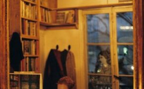 Cửa hàng sách cung cấp chỗ ngủ đêm miễn phí cho những con mọt sách