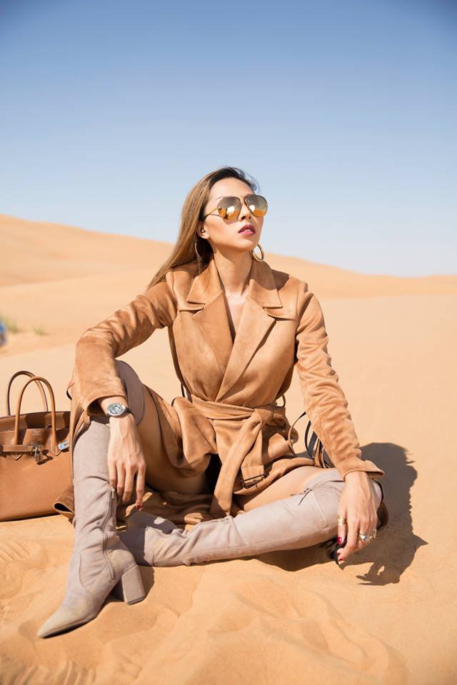  Siêu mẫu Minh Triệu đeo kính aviator Linda Farrow trong chuyến du lịch công tác Dubai 