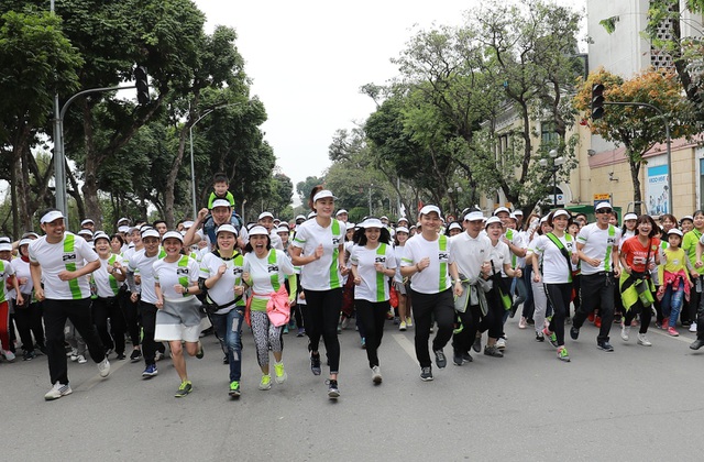 Tại Hà Nội, sự xuất hiện của hai VĐV Quách Thị Lan (trái) và Nguyễn Mai Phương với vẻ ngoài khỏe khoắn đã thu hút sự chú ý của mọi người