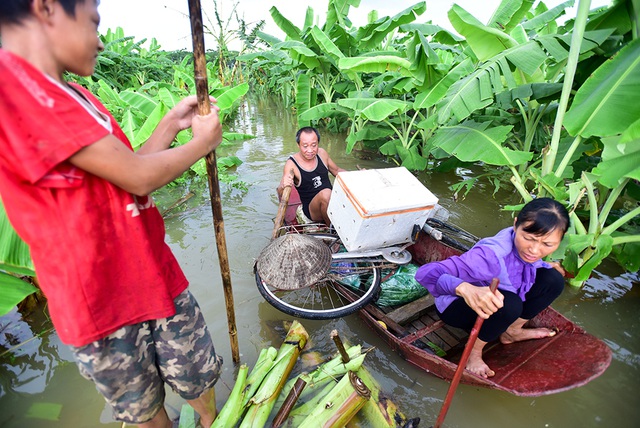  Lương chống bè đi qua thuyền của một gia đình khác ở bãi giữa. 