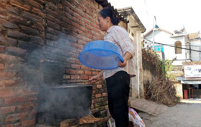 Trong các con ngõ nhỏ, nhiều người dân vẫn giữ thói quen nấu nướng bằng bếp củi.