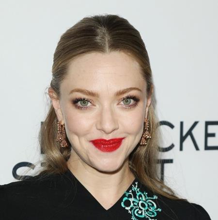 Amanda Seyfried luôn hết sức xinh đẹp, dù là khi trang điểm, đánh mắt, tô son kĩ càng…