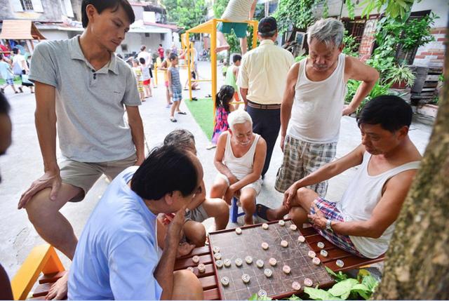 Ngoài chức năng là sân chơi cho trẻ em, đây còn là không gian giao lưu của nhiều người lớn tuổi. Được biết, ngoài sự hỗ trợ của chính quyền và các tổ chức, việc cải tạo khu đất hoang thành khu sinh hoạt cộng đồng còn có dự đóng góp tích cực của chính người dân trong khu vực với ý thức tạo không gian sinh sống sạch đẹp, văn minh.