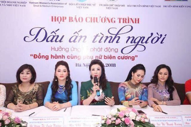  Ban tổ chức trả lời báo chí: Bà Vũ Thúy Nga - Chủ tịch HH Nữ doanh nhân Doanh nghiệp nhỏ và vừa Việt Nam - Trưởng Ban Tổ chức 