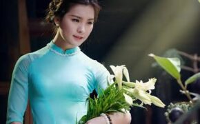 Nữ sinh trường Báo dịu dàng bên hoa loa kèn tháng Tư