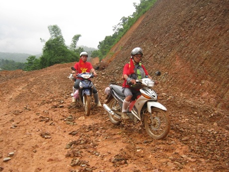 Đường đi Chế Tạo (Yên Bái) đầy đá hộc, một bên là vực sâu.