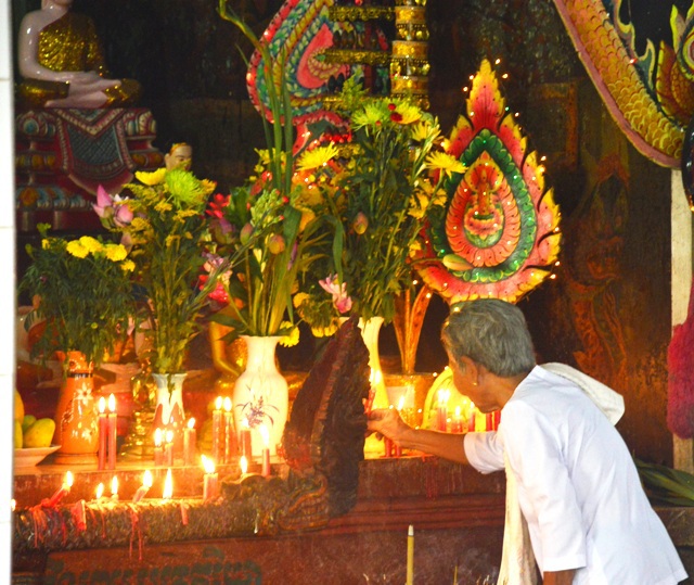 Phút giây thành kính tổ tiên ông bà.