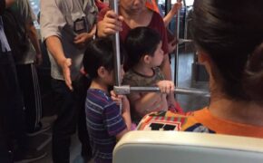 Đỡ 3 bà cháu xuống xe, nhân viên xe buýt Hà Nội “gây sốt” vì hành động tinh tế