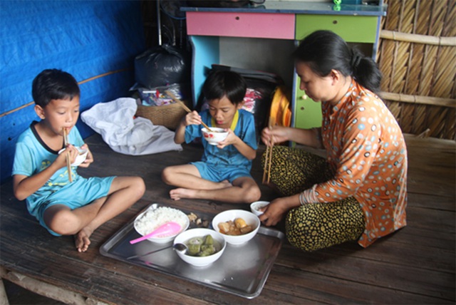 Bình Minh và bữa cơm đậm vị yêu thương những ngày gần Tết - 1 Chị Mi có hai bé trai là Duy Kha 10 tuổi và Khánh Duy 7 tuổi. Hai bé đang tuổi ăn tuổi lớn là thế nhưng ba mẹ con chỉ lo được hai bữa cơm đơn giản mỗi ngày.