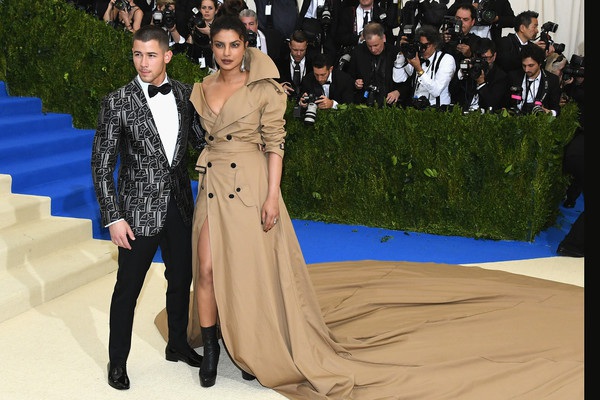  Nick Jonas chụp hình cùng hoa hậu Priyanka Chopra trên thảm đỏ 