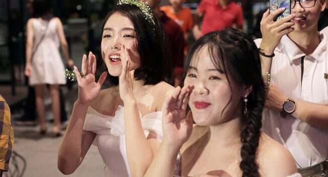 Osad, Phương Ly “thổi lửa” dạ hội của học sinh cuối cấp Chuyên Nguyễn Huệ