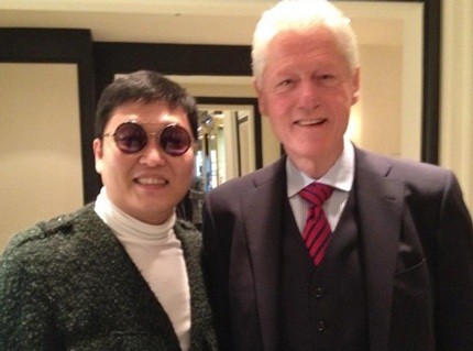 Psy tự hào khoe tấm ảnh chụp chung với cựu Tổng thống Mỹ Bill Clinton.