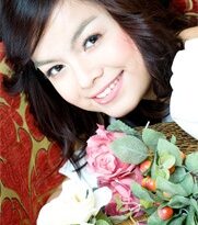 Ca sĩ Phạm Quỳnh Anh tặng album cho độc giả Dân trí dịp 8/3