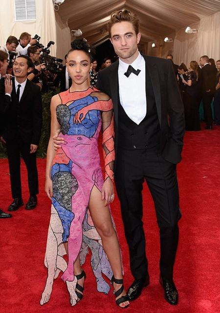 Quá nổi tiếng, 6 năm liền Robert Pattinson không thể… đi chợ - 4 Robert Pattinson và bạn gái Fka Twigs