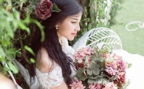 Các cô gái đau đầu chọn quà 20/10 cho “mẹ chồng tương lai”