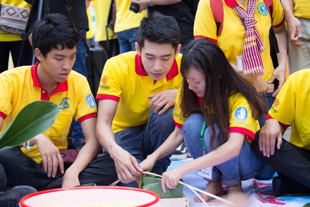  Trong khi đó, biên đạo Quang Đăng lập tức tham gia hoạt động Nghìn bánh chưng xanh. Anh và MC Quang Bảo gói bánh chưng, bánh tét ngày Tết. Biên đạo khá bỡ ngỡ khi lần đầu tiền được gói bánh chưng. Tuy nhiên, Quang Đăng vẫn cho ra được thành phẩm là chiếc bánh chưng vuông vức, dày dặn. Những chiếc bánh nghĩa tình này sẽ được gửi tặng các bệnh viện, mái ấm, nhà mở, các trường chuyên biệt, các cơ sở xã hội. 