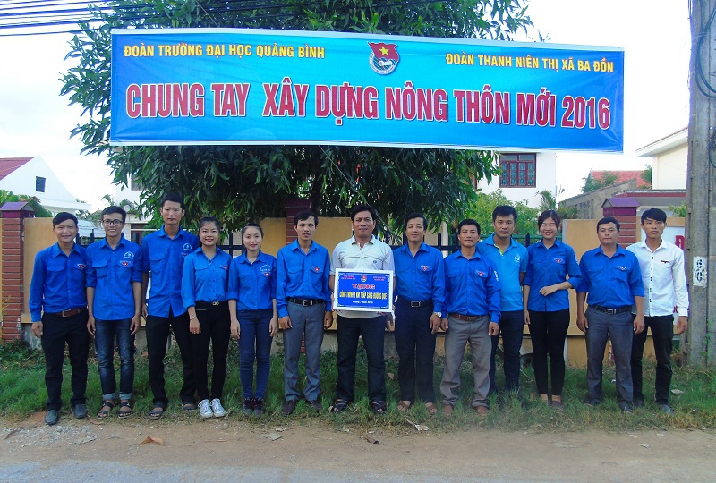  Đoàn Thanh niên Trường Đại học Quảng Bình phối hợp với Thị Đoàn Ba Đồn đã tài trợ và thực hiện lắp đặt hệ thống đèn chiếu sáng tại xã Quảng Tân 