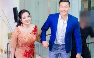 “Hoàng tử xiếc” Quốc Cơ tình tứ tay trong tay, chiều chuộng bà xã