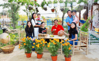 Quyền Linh đưa vợ con thăm nhà vườn hàng nghìn m2 của em trai Quyền Lộc