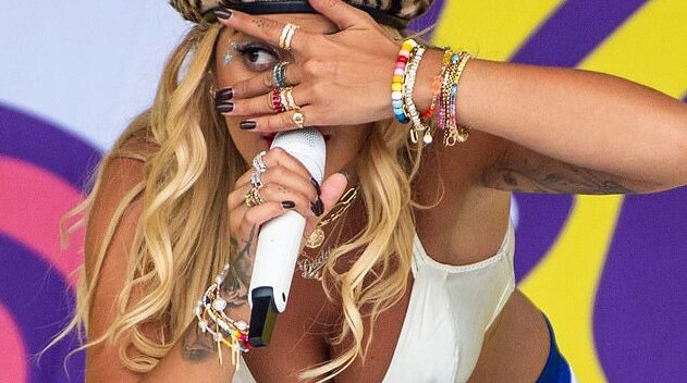 Rita Ora trình diễn bốc lửa ở Đức