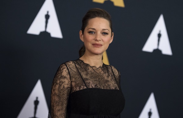  Marion Cotillard nói: Tôi chẳng muốn nghĩ về những tin đồn này vì nó chẳng hề liên quan tới tôi. Không ảnh hưởng tới cuộc sống của tôi. 