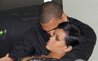 Rihanna phủ nhận tin nối tình với Chris Brown