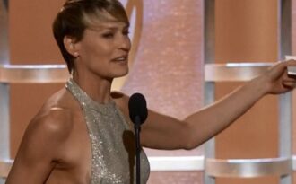 Sao Hollywood “lộ hàng” khi nhận giải