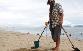 Chàng trai Mỹ xuyên Việt dọn rác bãi biển