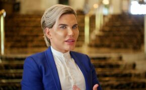 Sao nam từng qua 150 ca “dao kéo” bật khóc vì không được phẫu thuật đổi màu mắt