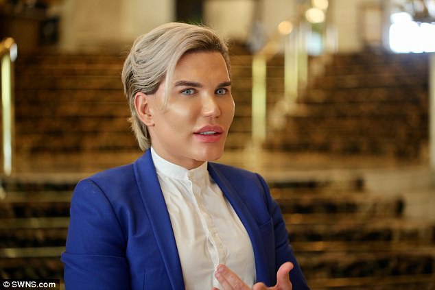  Rodrigo Alves đeo kính áp tròng suốt 20 năm nay và rất muốn có màu mắt mới nên hồ hởi lên đường sang Ấn Độ cách đây ít ngày với hi vọng được thực hiện phẫu thuật đổi màu mắt ở đây 