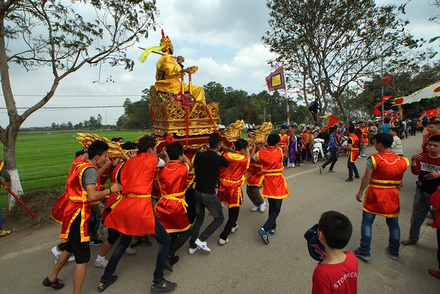  Cứ di chuyển được một quãng đường ngắn, nhóm thanh niên lại hô to ba tiếng dô, rồi nâng cao, hạ thấp kiệu chúa và chạy nhanh về mọi phía để dẹp đường. 