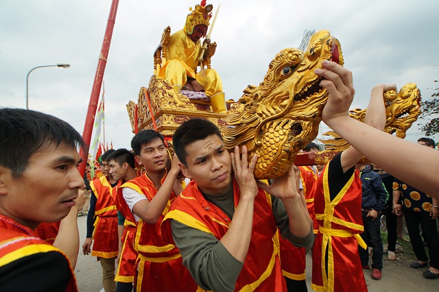  Theo mỗi kiệu rước chúa là 12 thanh niên khỏe mạnh. Vừa rước, họ vừa làm nhiều động tác lắc nghiêng kiệu, coi đây là nét đặc sắc của ngày hội. 