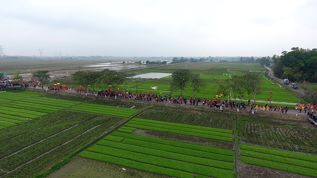  Hàng năm vào ngày 11 tháng Giêng, tại đền Sái ở thôn Thuỵ Lôi (xã Thuỵ Lâm, Đông Anh, Hà Nội) diễn ra lễ rước vua giả và chúa giả. Lễ hội này để tưởng nhớ sự tích An Dương Vương xây thành Cổ Loa. Trong quá trình đắp thành, các tiên nữ đêm đến lại xuống trần gánh đất đắp hộ nhưng bị thần ma gà dọa nên các cô bỏ chạy về trời khiến thành gắp mãi chưa xong. 