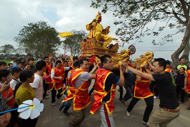  Ông Lê Quang Bản 69 tuổi (thôn Thụy Lôi) năm nay được chọn là chúa. Kiệu chúa luôn được rước đi đầu đoàn. 