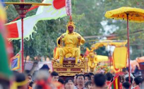 Lễ rước vua “sống” trên kiệu ngả nghiêng ở Hà Nội