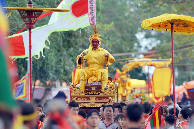  Gương mặt chúa được hóa trang cầu kỳ, đầy vẻ quyền uy. 