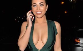 Katie Salmon khoe ngực nảy nở