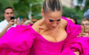 “Sao” U60 Sarah Jessica Parker khoe ngực đầy trên phố