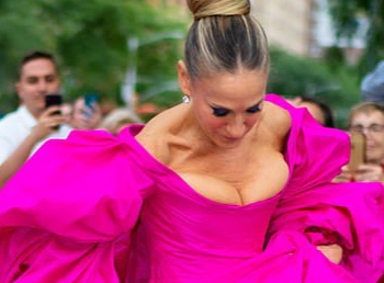 “Sao” U60 Sarah Jessica Parker khoe ngực đầy trên phố