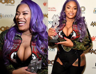 Ca sỹ người Anh khoe vòng một nảy nở