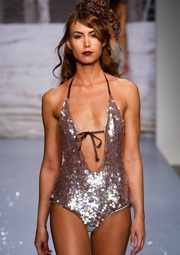 Ngắm người yêu George Clooney diện bikini