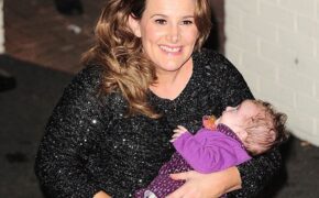 Ngôi sao của X Factor Anh quốc bế con đi hát