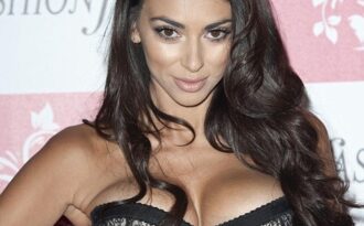 “Nghẹt thở” trước mỹ nhân siêu vòng một Anh quốc