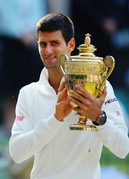 Novak Djokovic khoe cúp vàng chiến thắng sau trận chung kết.