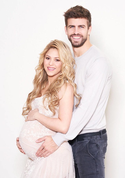  Shakira xinh đẹp khoe bụng bầu bên bạn trai kém 9 tuổi, danh thủ bóng đá Gerard Pique 