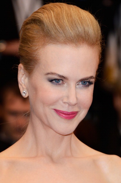 Gương mặt của Nicole Kidman được chăm chút rất cẩn thận, khiến cô càng thêm hoàn hảo