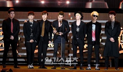 Nhóm Super Junior nhận giải Disk Daesang.