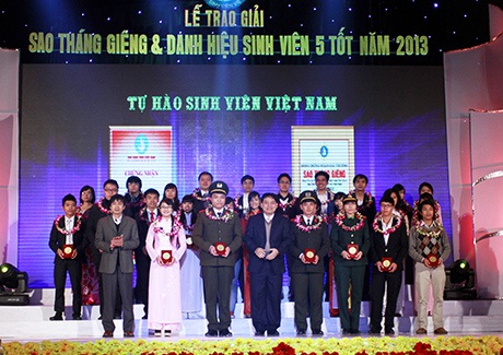 Vinh danh 100 Vinh danh 100 Sao tháng Giêng và 140 SV 5 tốt toàn quốc 2013